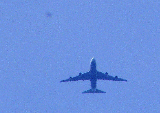 2009-04-eal-B-747-Überflieger