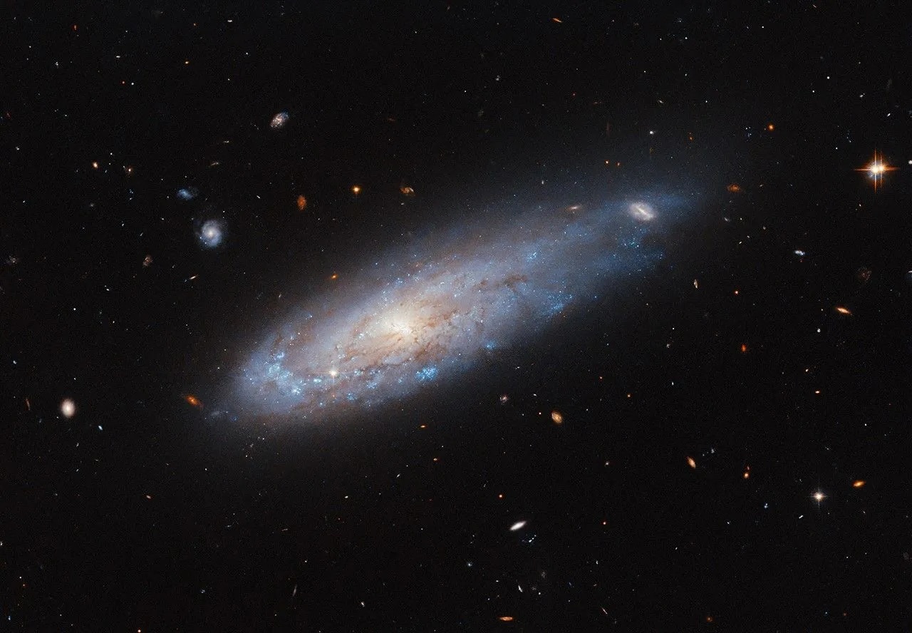 hubble-ic3225-potw2443a