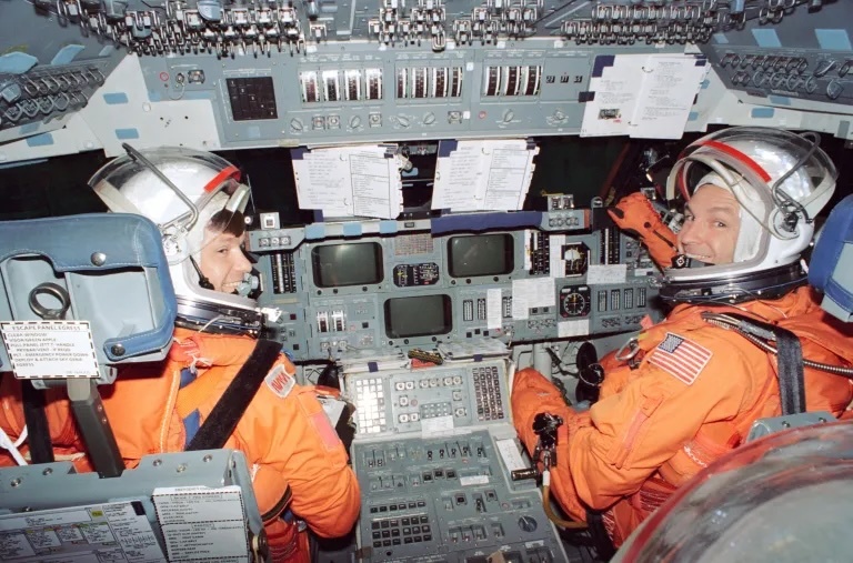 sts-66-23-mcmonogle-brown-pre-entry-s94-40090