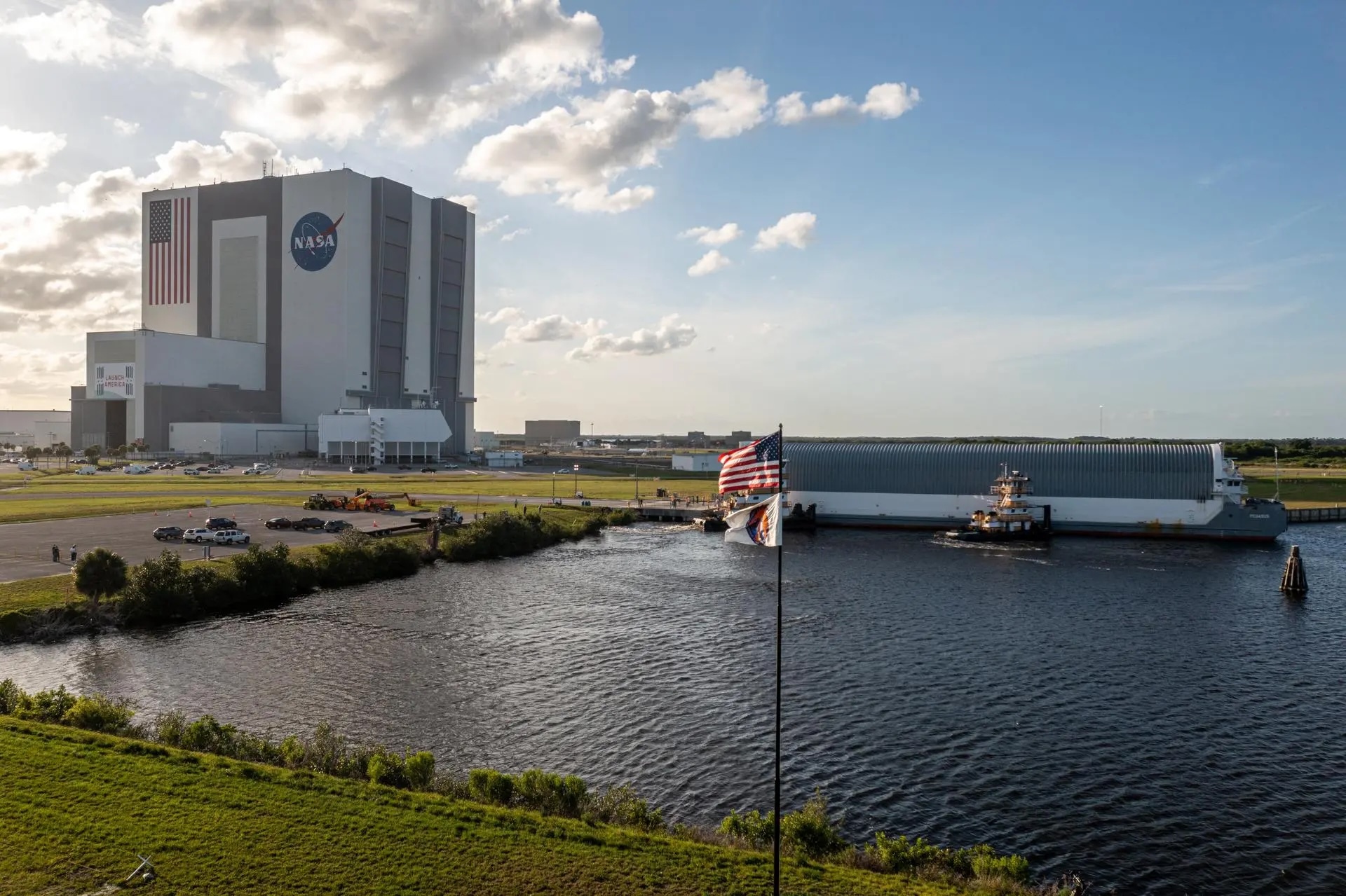 artemis-ii-sls-stage-arrival