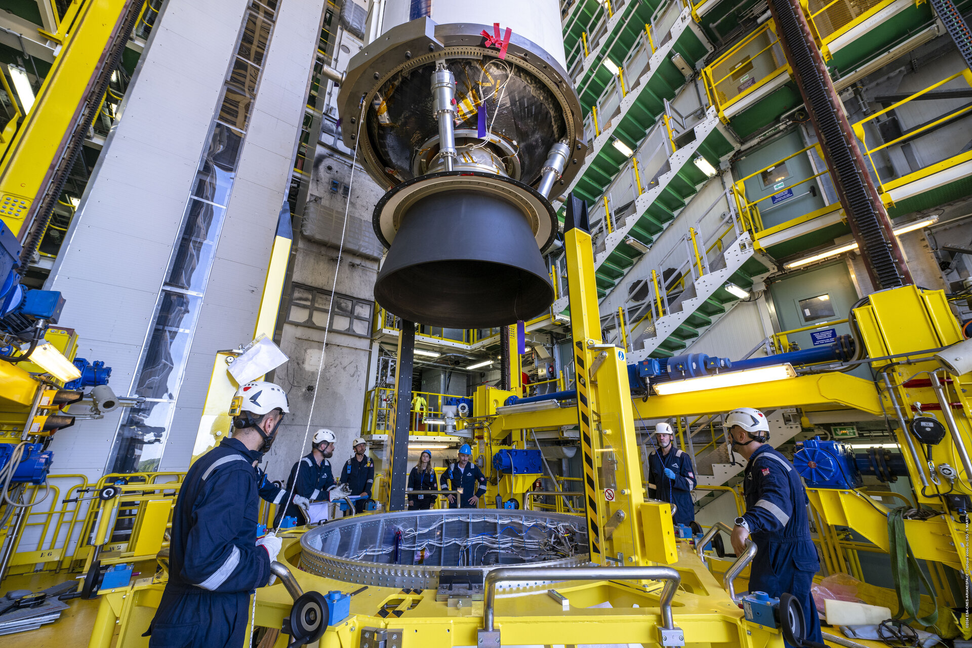 lowering-zefiro-40-stage-for-vega-c-flight-vv25-in-the-launch-tower-pillars